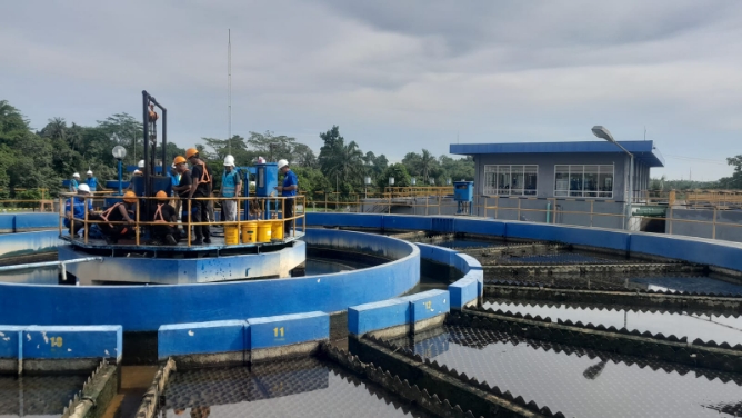 Gangguan distribusi air bersih yang melanda sejumlah wilayah di Kota Medan dan Kabupaten Deli Serdang sejak Rabu (10/6/2026) disebabkan kerusakan mesin Instalasi Pengolahan Air Minum (IPAM) Deli Tua serta pecahnya pipa distribusi utama milik PDAM Tirtanadi.