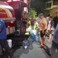 Dinas Pemadam Kebakaran dan Penyelamatan (Damkarmat) Kota Medan dikerahkan untuk mendistribusikan air bersih langsung ke kawasan terdampak. Salah satu titik penyaluran air bersih terpantau berlangsung di Jalan DC Barito, Kecamatan Medan Polonia, Rabu (10/6/2026).