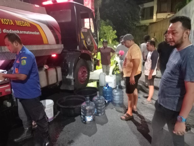 Dinas Pemadam Kebakaran dan Penyelamatan (Damkarmat) Kota Medan dikerahkan untuk mendistribusikan air bersih langsung ke kawasan terdampak. Salah satu titik penyaluran air bersih terpantau berlangsung di Jalan DC Barito, Kecamatan Medan Polonia, Rabu (10/6/2026).