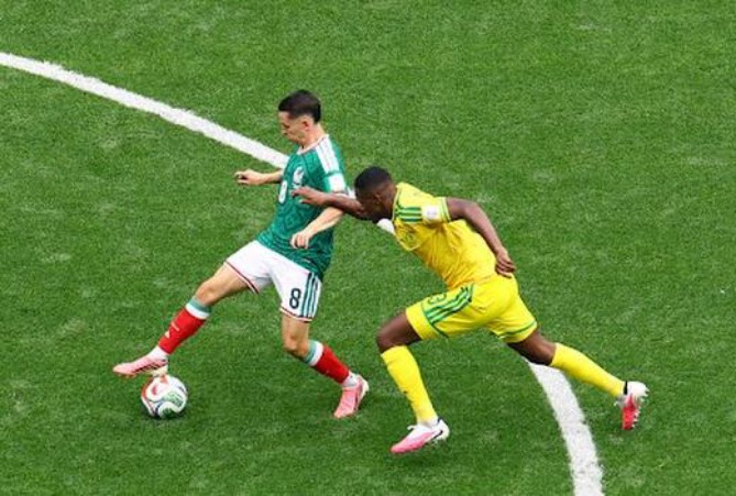 Pemain Afrika Selatan (jersey kuning) berusaha menahan laju pemain Meksiko dalam laga pembuka Piala Dunia 2026. Dalam laga itu Meksiko menang 2-0. Foto: Reuters