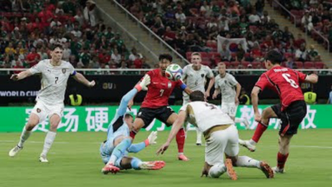 Pemain Rep Ceko berusaha menghadang serangan pemain Korea Selatan dalam laga penyisihan Grup A Piala Dunia, Jumat (12/6/2026). Dalam laga itu Korea Selatan menang 2-1. Foto: Reuters
