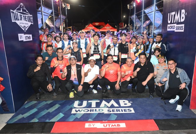 Gubernur Sumatera Utara (Sumut) Muhammad Bobby Afif Nasution melepas peserta kategori 100K pada ajang Trail of The Kings Ultra-Trail du Mont-Blanc (UTMB) di Pangururan, Kabupaten Samosir, Sabtu dini hari (13/6/2026).