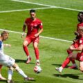 Pemain Bosnia dan Herzegovina melepaskan tembakan ke arag gawang Kanada dalam laga penyisihan Grup B Piala Dunia 2026 di Stadion Toronto, Sabtu (13/6/2026). Kedua tim bermain imbang 1-1. Foto: Reuters