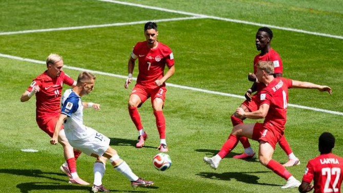 Pemain Bosnia dan Herzegovina melepaskan tembakan ke arag gawang Kanada dalam laga penyisihan Grup B Piala Dunia 2026 di Stadion Toronto, Sabtu (13/6/2026). Kedua tim bermain imbang 1-1. Foto: Reuters