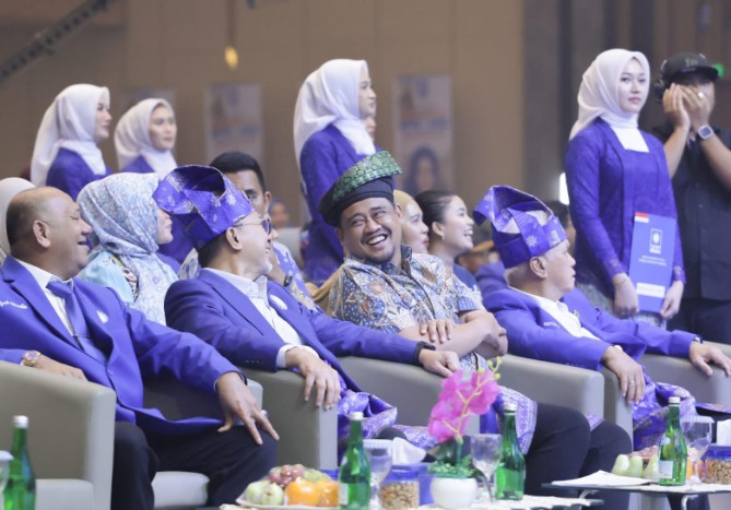 Gubernur Sumatera Utara Bobby Afif Nasution mengungkap dua fenomena yang kini menjadi perhatian masyarakat Sumut, yakni perubahan tren sekolah favorit akibat program Makan Bergizi Gratis (MBG) serta dampak pemadaman listrik yang masih berulang di berbagai daerah.