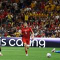 Pemain Timnas Australia melepaskan tembakan ke arah gawang Turki dalam laga penyisihan Grup D Piala Dunia 2026. Dalam laga tersebut Australia menang 2-0. Foto: Reuters
