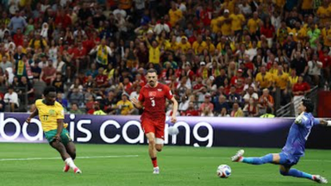 Pemain Timnas Australia melepaskan tembakan ke arah gawang Turki dalam laga penyisihan Grup D Piala Dunia 2026. Dalam laga tersebut Australia menang 2-0. Foto: Reuters