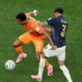 Pemain Pantai Gading dan Ekuador saling berebut bola. Dalam laga itu Pantai Gading menang 1-0. Foto: Reuters