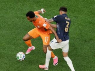 Pemain Pantai Gading dan Ekuador saling berebut bola. Dalam laga itu Pantai Gading menang 1-0. Foto: Reuters
