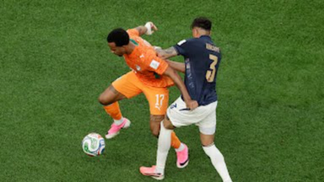 Pemain Pantai Gading dan Ekuador saling berebut bola. Dalam laga itu Pantai Gading menang 1-0. Foto: Reuters