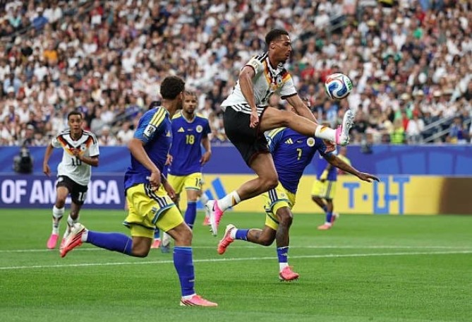 Pemain Timnas Jerman melakukan serangan ke area pertahanan Curacao. Dalam laga itu Jerman menang 7-1. Foto; google