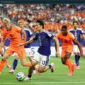Pemain Timnas Jepang berusaha melewati hadangan para pemain Belanda. Dalam laga tersebut kedua tim bermain imbang 2-2. Foto; google