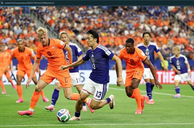 Pemain Timnas Jepang berusaha melewati hadangan para pemain Belanda. Dalam laga tersebut kedua tim bermain imbang 2-2. Foto; google