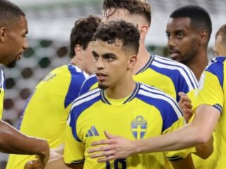 Ayari Taklukkan Negeri Leluhurnya, Swedia Pesta Gol 5-1