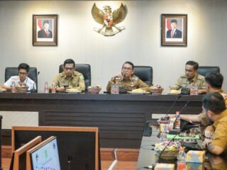 Zakiyuddin saat memimpin rapat lanjutan persiapan pembangunan RSUD Pirngadi Medan di Balai Kota Medan, Senin (15/6/2026).