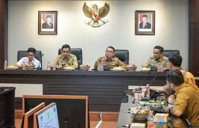 Zakiyuddin saat memimpin rapat lanjutan persiapan pembangunan RSUD Pirngadi Medan di Balai Kota Medan, Senin (15/6/2026).