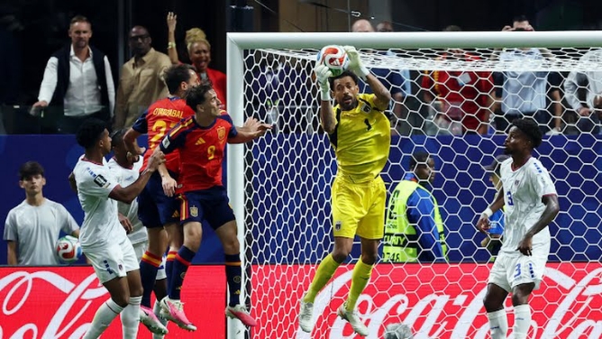 Penjaga gawang Tanjung Verde mengamankan bola dari serangan pemain Spanyol. Pertandingan tersebut berakhir imbang 0-0. Foto: Reuters