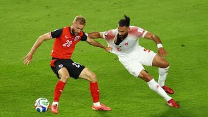 Pemain Austria saling berebut bola dengan pemain Yordania dalam laga Piala Dunia 2026. Dalam pertandingan tersbut Austria menang 3-1. Foto; Reuters