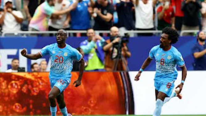 Pemain RD Kongo Wissa melakukan selebrasi usai mencetak gol penyama ke gawang Portugal. Dalam pertandingan itu ksdua tim bermain imbang 1-1