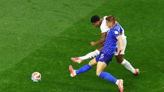 Pemain Timnas Inggris dan Kroasia saling berebut bola dalam laga penyisihan Grup L Piala Dunia yang berlangsung di Stadion Dallas, Kamis (18/6/2026). Dalam pertandingan itu Inggris menang 4-2. Foto; Reuters