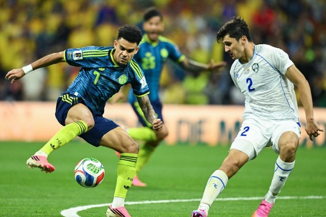 Pemain Uzbekistan berusaha melewati pemain Colombia saat keduanya bertenu dalam penyisihan Grup K, Kamis (18/6/2026). Foto google.