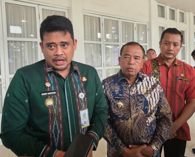 Gubernur Sumatera Utara Bobby Afif Nasution mendorong penghentian seluruh kutipan terhadap wisatawan yang menuju kawasan Pemandian Air Panas Semangat Gunung atau Sidebuk Debuk, Kabupaten Karo.