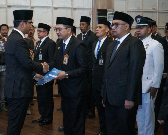 Wali Kota Medan Rico Tri Putra Bayu Waas melantik dan mengambil sumpah jabatan 69 pejabat manajerial di lingkungan Pemerintah Kota Medan, Kamis (18/6/2026).