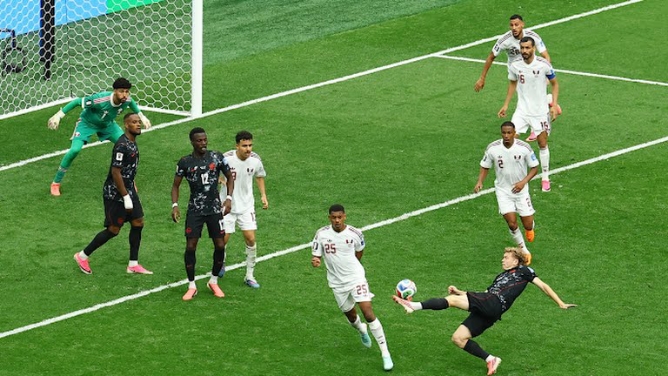 Pemain Timnas Kanada melepaskan tembakan ke arah gawang Qatar. Dalam laga itu Kanada menang 6-0. Foto: reuters