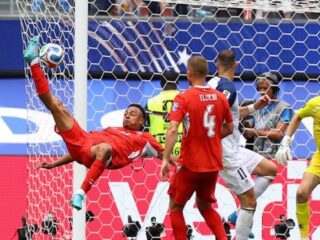 Pemain Swiss melepaskan tembakan akrobatik ke arah gawang Bosnia dan Herzegovina. Dalam pertandingan tersebut Swiss menang 1-4. Foto: Reuters
