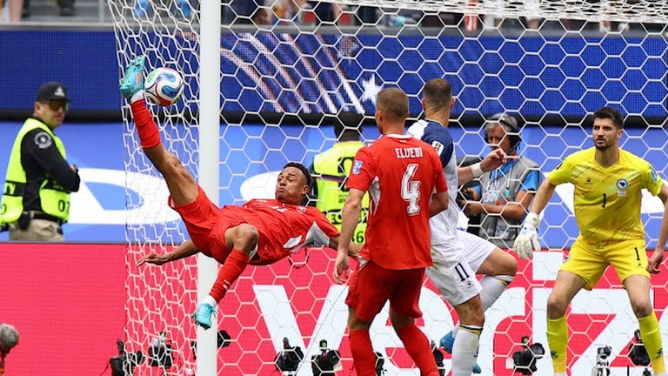 Pemain Swiss melepaskan tembakan akrobatik ke arah gawang Bosnia dan Herzegovina. Dalam pertandingan tersebut Swiss menang 1-4. Foto: Reuters
