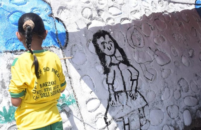 Pemerintah Kabupaten Deli Serdang mulai mempercepat penataan kawasan kumuh di Desa Percut, Kecamatan Percut Sei Tuan, melalui kegiatan Lomba Mural Kreatif yang digelar di benteng aliran Sungai Percut, Jalan M Yusuf Jintan, Kamis (18/6/2026).