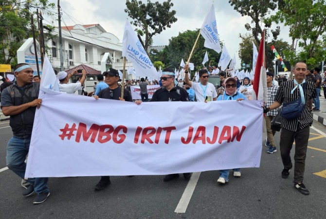 Ribuan masyarakat Sumut yang tergabung dalam Lembaga Masyarakat Peduli Makan Bergizi Gratis (LMP MBG) melakukan aksi damai di depan Kantor Gubernur Sumut, Jalan P Diponegoro, Medan, Jumat ( 19/6/2026).