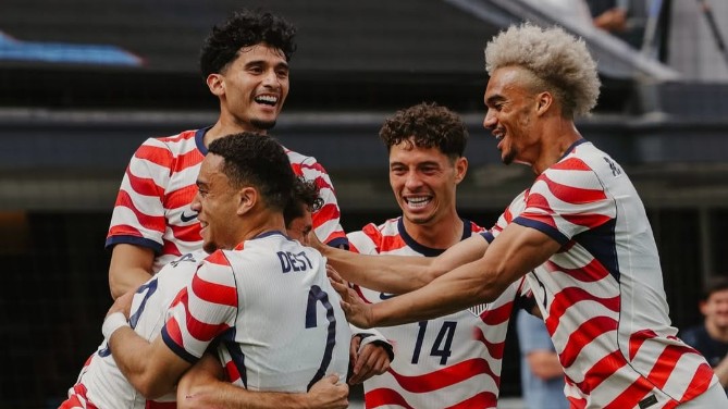 Pemain Amerika Serikat melakukan selebrasi usai mengalahkan Australia 2-0. Amerika Serikat dipastikan melaju ke babak 32 besar Piala Dunia 2026. Foto: google