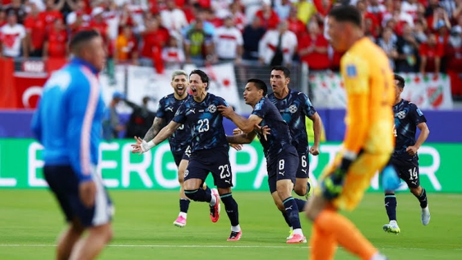 Pemain Paraguay, Matias Galarza melakukan selebrasi usai mencetak gol ke gawang Turki. Dalam laga itu Paraguay menang 1-0. Foto: Reuters