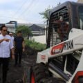 Wali Kota Medan Rico Tri Putra Bayu Waas langsung menginstruksikan penanganan sejumlah persoalan yang dikeluhkan warga saat kegiatan Sapa Warga di Jalan Karya II, Kelurahan Karang Berombak, Kecamatan Medan Barat, Sabtu (20/6/2026).