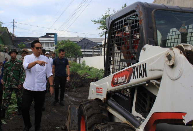 Wali Kota Medan Rico Tri Putra Bayu Waas langsung menginstruksikan penanganan sejumlah persoalan yang dikeluhkan warga saat kegiatan Sapa Warga di Jalan Karya II, Kelurahan Karang Berombak, Kecamatan Medan Barat, Sabtu (20/6/2026).