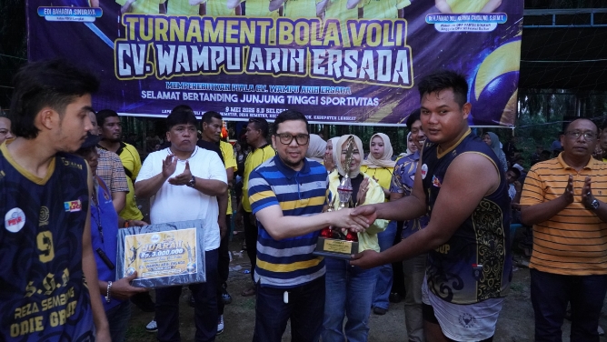 Tim Amsterdam VC keluar sebagai juara Turnamen Bola Voli Ketua PBVSI Langkat Edi Bahagia Sinuraya dan CV Wampu Arih Ersada setelah mengalahkan Sematar VC dengan skor 3-1 pada partai final di Lapangan Voli Desa Sematar, Kecamatan Bahorok, Kabupaten Langkat, Sabtu (20/6/2026).