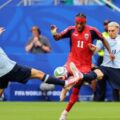Pemain Tanjung Verde berusaha melewati pemain Uruguay dalam laga penyisihan Grup H Piala Dunia 2026 di Stadion Miami, Senin (22/6/2026). Kedua tim bermain imbang 2-2. Foto: Reuters