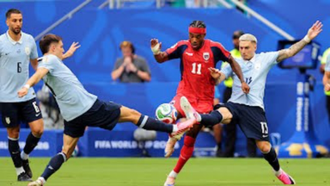 Pemain Tanjung Verde berusaha melewati pemain Uruguay dalam laga penyisihan Grup H Piala Dunia 2026 di Stadion Miami, Senin (22/6/2026). Kedua tim bermain imbang 2-2. Foto: Reuters