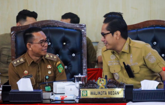 Wali Kota Medan, Rico Tri Putra Bayu Waas, menyampaikan Jawaban Kepala Daerah atas Pemandangan Umum Fraksi-Fraksi DPRD Kota Medan terkait Rancangan Peraturan Daerah (Ranperda) Laporan Pertanggungjawaban Pelaksanaan APBD Tahun Anggaran 2025 pada sidang Paripurna yang digelar DPRD Kota Medan, Senin (22/6/26).