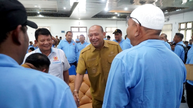 Bupati Langkat, Syah Afandin yang juga menjabat sebagai Ketua Umum KONI Kabupaten Langkat, secara resmi membuka Rapat Kerja (Raker) KONI Kabupaten Langkat Tahun 2026 di Gedung Pegnasos, Jalan Kapten Patimura No. 01, Kelurahan Kwala Bingai, Kecamatan Stabat, Senin (22/6/2026).