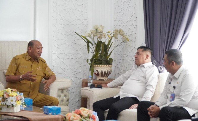 Syah Afandin saat menerima kunjungan Kepala Kantor Wilayah Direktorat Jenderal Imigrasi Sumatera Utara, Perlindungan, di Rumah Dinas Bupati Langkat, Senin (22/6/2026).