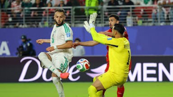 Penyerang Timnas Aljazair melepaskan tembakan ke arah gawang Yordania. Dalam laga itu Aljazair menang 2-1. Foto: Reuters