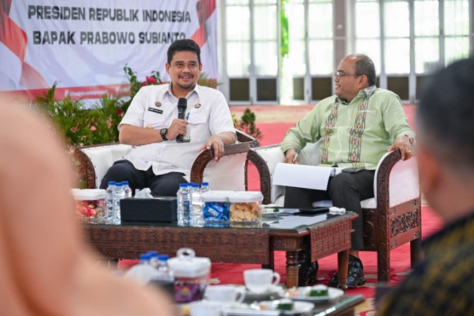 Gubernur Sumatera Utara (Sumut) Muhammad Bobby Afif Nasution menerima audiensi Wali Kota Padangsidimpuan Letnan Dalimunthe bersama jajaran Organisasi Perangkat Daerah (OPD) Kota Padangsidimpuan di Aula Tengku Rizal Nurdin, Rumah Dinas Gubernur Sumatera Utara, Jalan Jenderal Sudirman Nomor 41 Medan, Selasa (23/6/2026).
