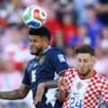 Pemain Kroasia dan Panama saling berebut bola di udara. Dalam laga itu Kroasia menang 1-0. Foto: Reuters