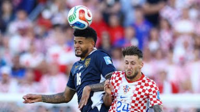 Pemain Kroasia dan Panama saling berebut bola di udara. Dalam laga itu Kroasia menang 1-0. Foto: Reuters