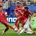 Kapten Timnas Portugal melepaskan tembakan ke arah gawang Uzbekistan. Dalam laga itu Portugal menang 5-0. Foto: Reuters