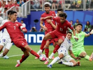 Kapten Timnas Portugal melepaskan tembakan ke arah gawang Uzbekistan. Dalam laga itu Portugal menang 5-0. Foto: Reuters