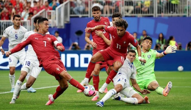 Kapten Timnas Portugal melepaskan tembakan ke arah gawang Uzbekistan. Dalam laga itu Portugal menang 5-0. Foto: Reuters