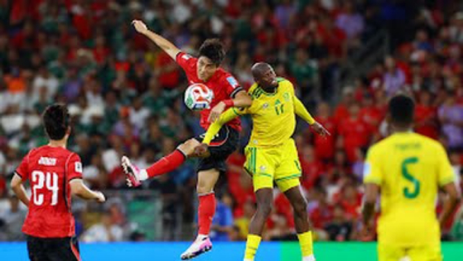 Pemain Korea Selatan berebut bola dengan pemain Afrika Selatan dalam laga akhir penyisihan Grup A Piala Dunia 2026, Kamis (26/6/2026). Dalam laga itu, Afrika Selatan menang 1-0. Foto: Reuters